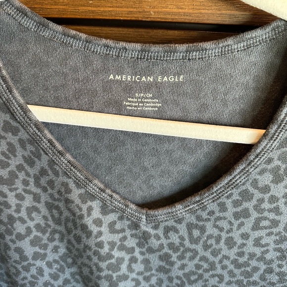 American Eagle Charcoal Leopard V-Neck Tee - Picture 2 of 5